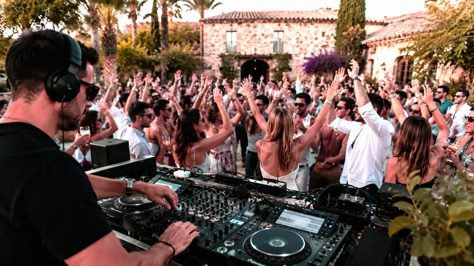 Dj de fiesta en Masia