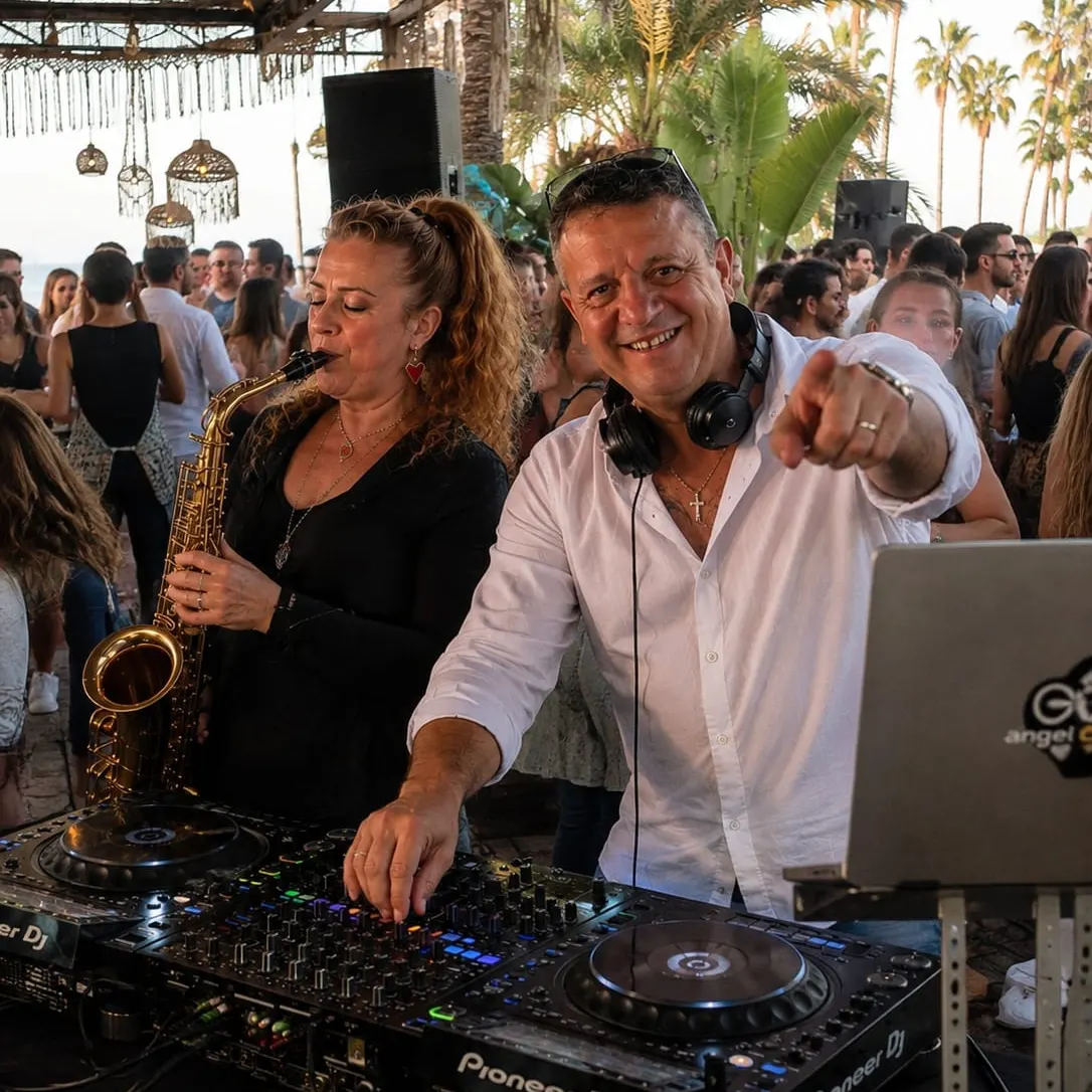 Fran y Montse, DJ y saxofonista de Angeli Party, actuando juntos
